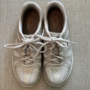 Easy Spirit Cream and Tan Sneakers size 7.5